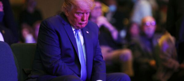Президент США Дональд Трамп держит деньги в Международной церкви Лас-Вегаса, США Президент США Дональд Трамп держит деньги в Международной церкви Лас-Вегаса, США - Sputnik Узбекистан