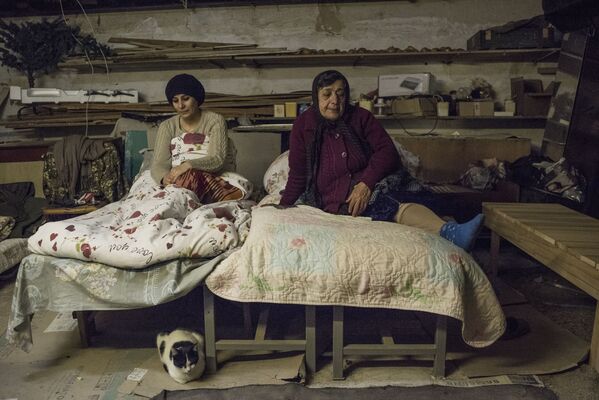 Женщины в подвале своего дома в Степанакерте. - Sputnik Узбекистан