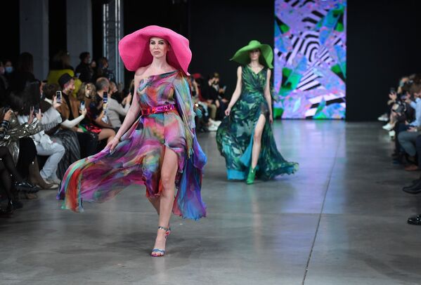 Модели демонстрируют одежду из коллекции Julia Dalakian в рамках Недели моды Mercedes Benz Fashion Week Russia - Sputnik Узбекистан