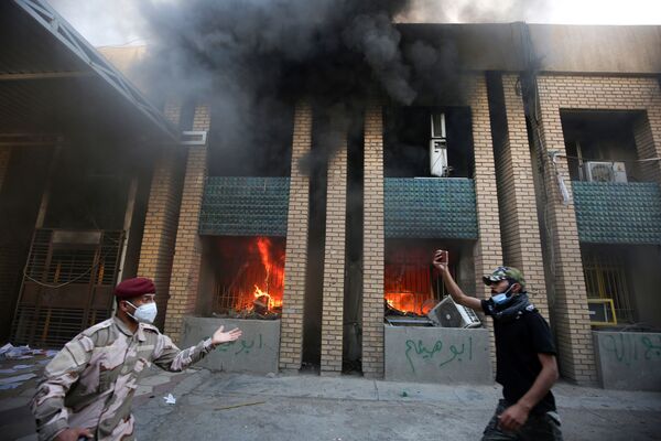 Поджог сторонниками Hashed al Shaabi штаб-квартиры Курдской демократической партии в Багдаде - Sputnik Узбекистан