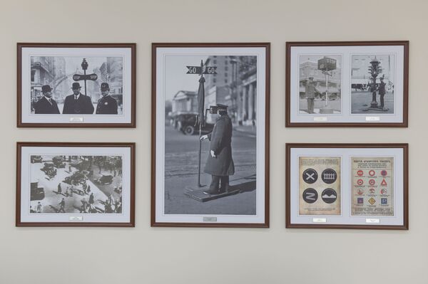 Знаки Внимание! водителям и повороты, куда нужно: будни инженера ГУБДД - Sputnik Узбекистан