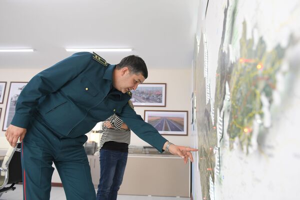 Знаки Внимание! водителям и повороты, куда нужно: будни инженера ГУБДД - Sputnik Узбекистан