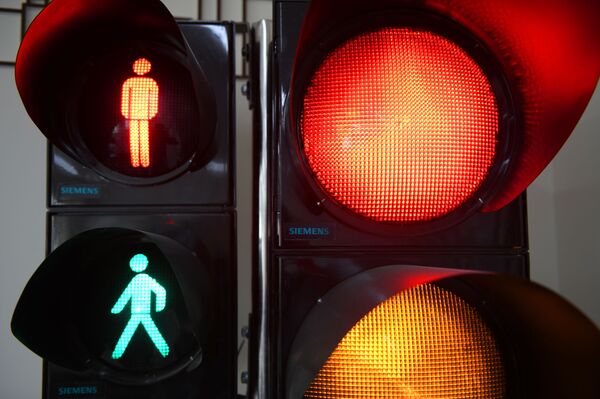 Знаки Внимание! водителям и повороты, куда нужно: будни инженера ГУБДД - Sputnik Узбекистан