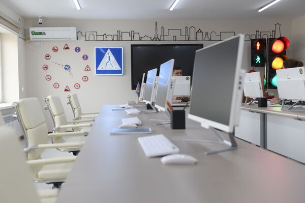 Знаки Внимание! водителям и повороты, куда нужно: будни инженера ГУБДД - Sputnik Узбекистан