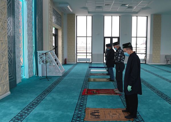 Верующие в новой мечети Чалы Яр в Набережных Челнах - Sputnik Узбекистан