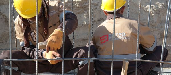 Строители на возведении заводта GTL в Кашкадарьинской области - Sputnik Узбекистан