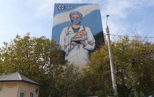 Изображение врача с ребенком в Сергелийском районе Ташкенте - Sputnik Узбекистан