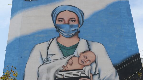 Изображение врача с ребенком в Сергелийском районе Ташкенте - Sputnik Ўзбекистон
