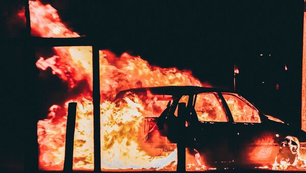 Легковой автомобиль в огне. Иллюстративное фото - Sputnik Ўзбекистон