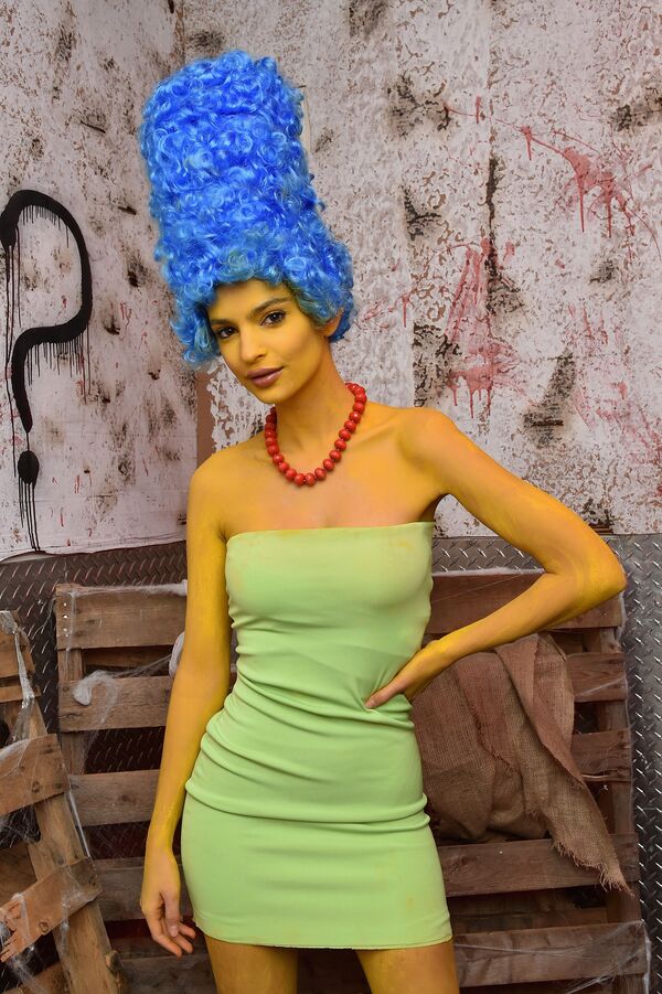 Модель Эмили Ратаковски в образе Мардж Сипсон на Хэллоуин-вечеринке Хайди Клум в Нью-Йорке, США - Sputnik Узбекистан