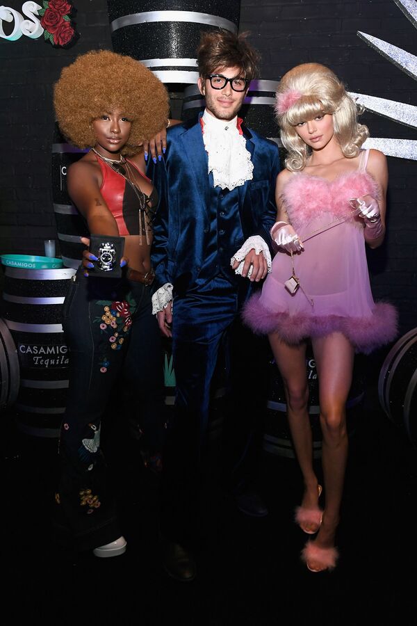 Модель Кендалл Дженнер в образе фембота из фильма Остин Пауэрс на Хэллоуин-вечеринке в Лас-Вегасе, США - Sputnik Узбекистан