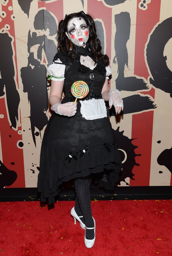 Актриса Мишель Трахтенберг на 15-й ежегодной вечеринке в честь Хэллоуина в Нью-Йорке, 2014 год  - Sputnik Узбекистан