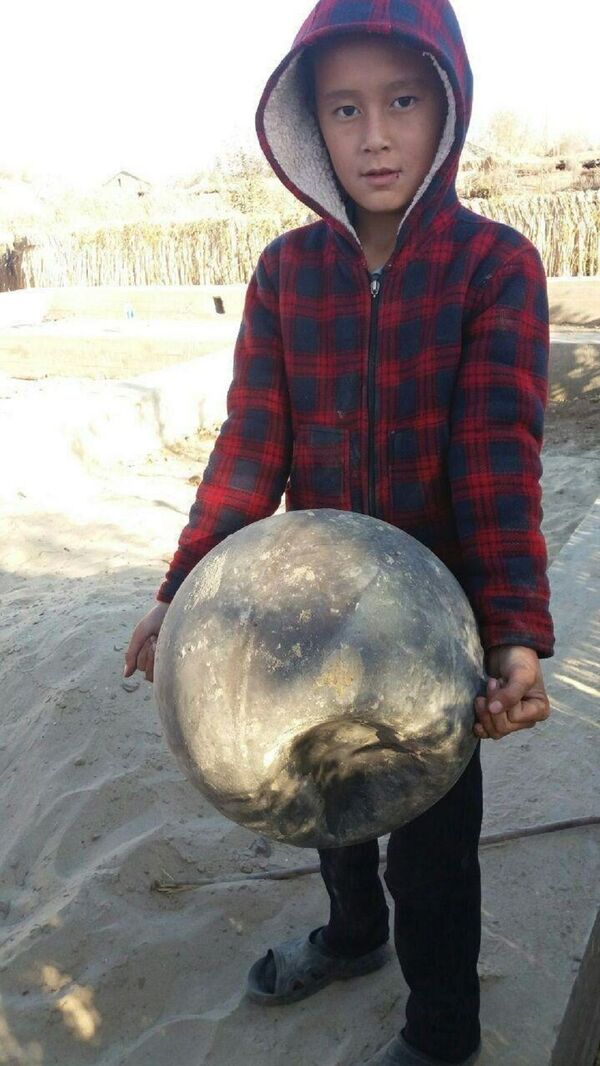 Қорақалпоғистонга осмондан номаълум темир жисм тушди Қорақалпоғистонга осмондан номаълум темир жисм тушди - Sputnik Ўзбекистон