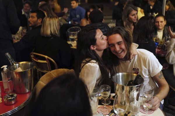 Пара на террасе в одном из ресторанов Парижа незадолго до наступления комендантского часа - Sputnik Ўзбекистон