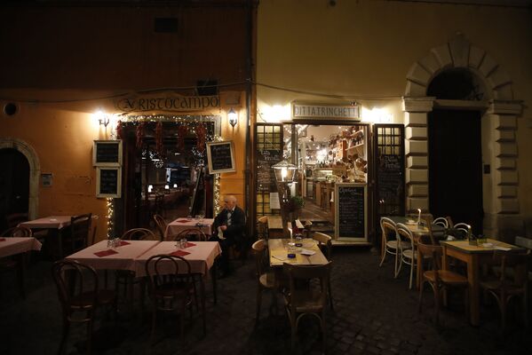 Mujchina na terrase pustogo restorana v Rime, Italiya - Sputnik O‘zbekiston