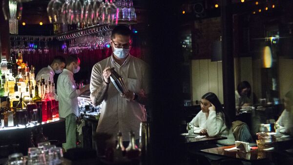 Barmen v meditsinskoy maske v moskovskom bare Strelka - Sputnik O‘zbekiston