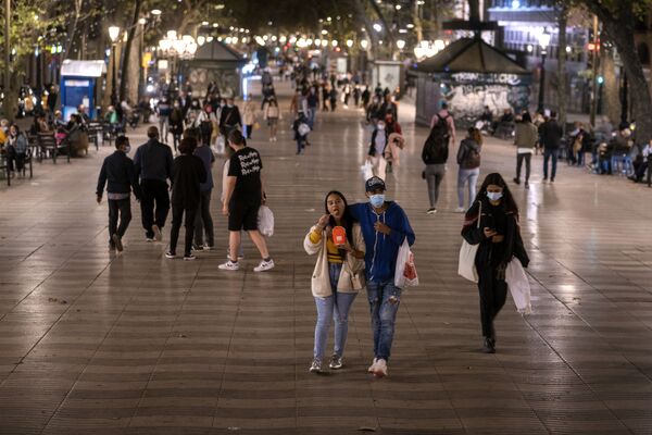 Прохожие в медицинских масках на улице Рамбла в Барселоне, Испания  - Sputnik Ўзбекистон