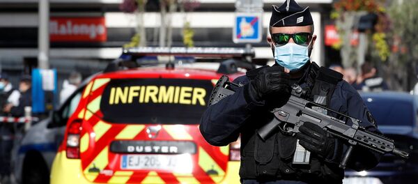 Сотрудник полиции в Ницце Сотрудник полиции в Ницце - Sputnik Ўзбекистон