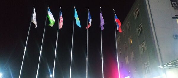 Флагштоки перед отелем CentralAsia в Намангане Флагштоки перед отелем CentralAsia в Намангане - Sputnik Узбекистан