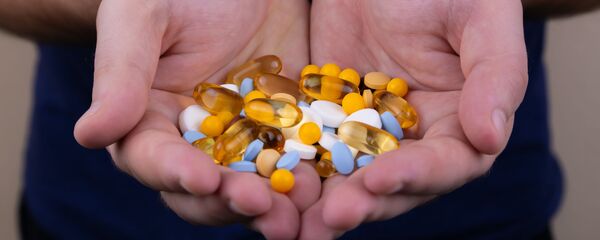 Мужчина держит лекарство - Sputnik Узбекистан