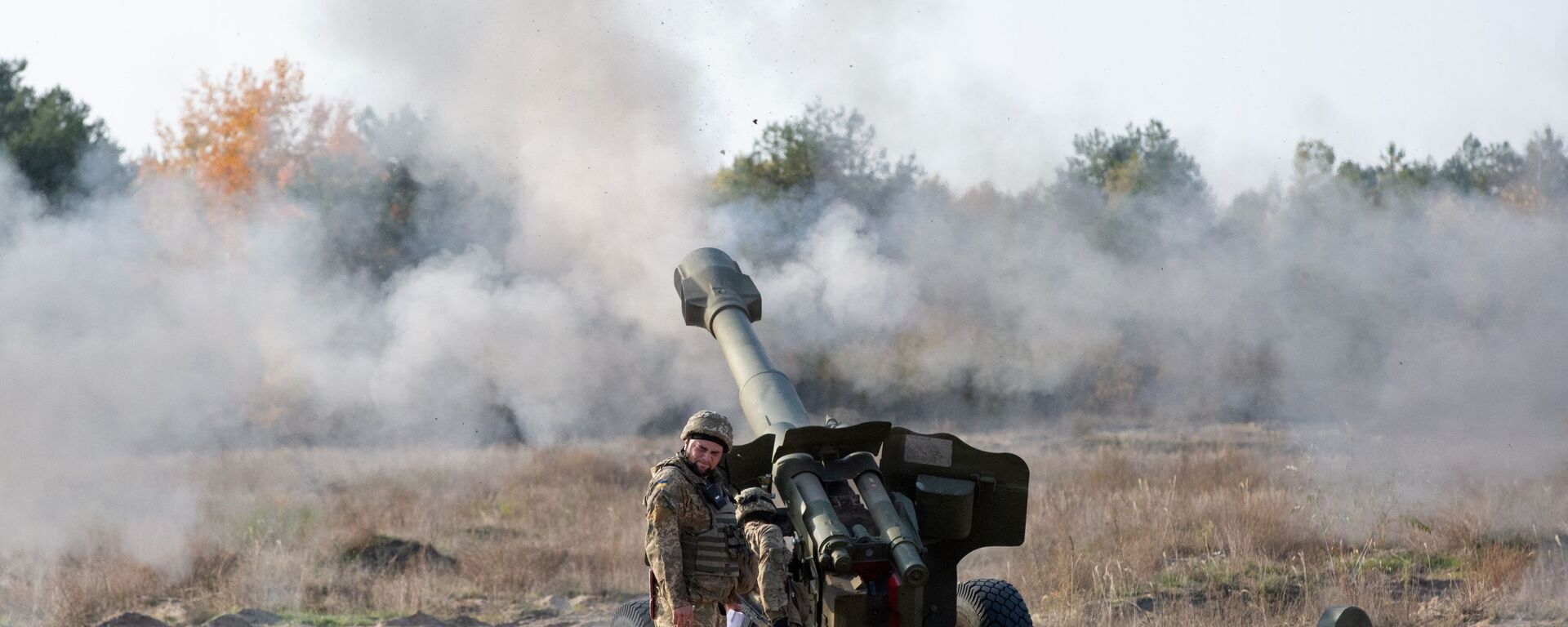 Ukrainskie voyennoslujashie vedut ogon iz 152-mm pushki-gaubisi D-20 na artilleriyskom poligone v sele Devichki Kiyevskoy oblasti - Sputnik O‘zbekiston, 1920, 27.11.2021