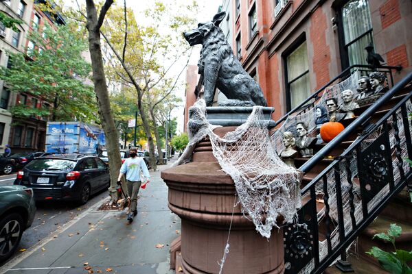 Декорации в честь Хэллоуина в Нью-Йорке  - Sputnik Узбекистан