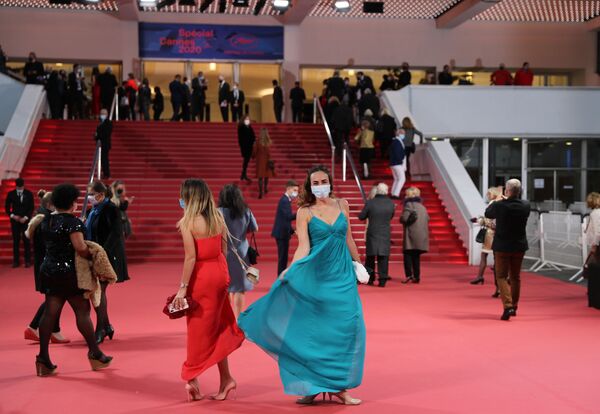 Гости прибывают во Дворец фестивалей в преддверии Cannes 2020 Special, мини-версии Каннского кинофестиваля - Sputnik Узбекистан