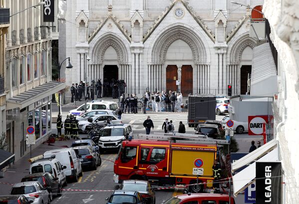 Ситуация возле собора Нотр-Дам в Ницце, где произошло нападение на людей, Франция - Sputnik Узбекистан