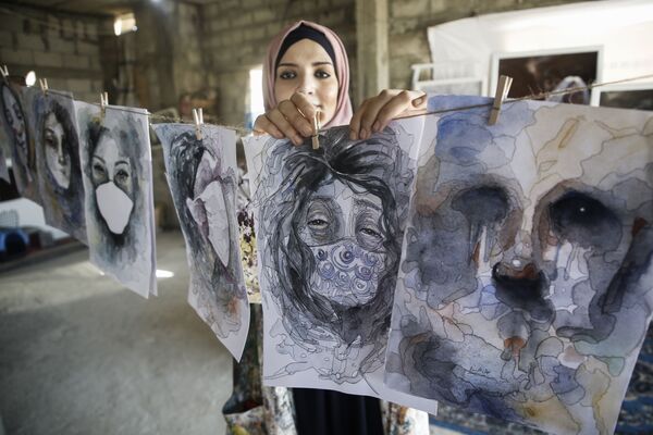 Палестинская художница Хулуд аль-Десуки со своими работами в Хан-Юнисе - Sputnik Узбекистан