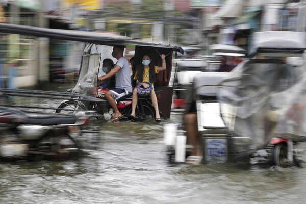 Затопленная в результате тайфуна Молаве дорога на Филиппинах  - Sputnik Узбекистан