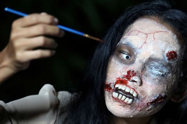 Канитта Тонгнак во время нанесения грима к Хэллоуину, Бангкок   - Sputnik Узбекистан