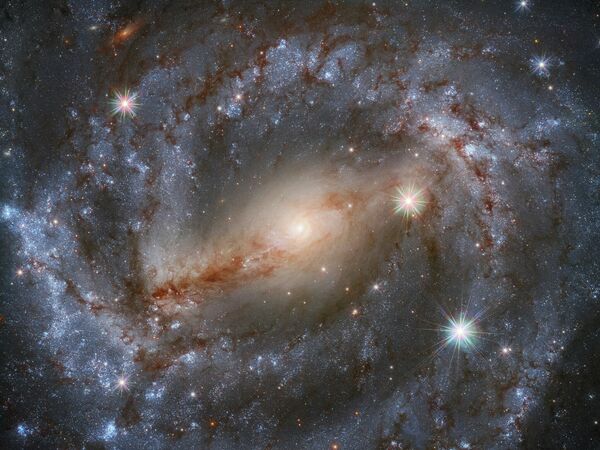 Спиральная галактика NGC 5643 с перемычкой (SBc) в созвездии Волка. - Sputnik Узбекистан