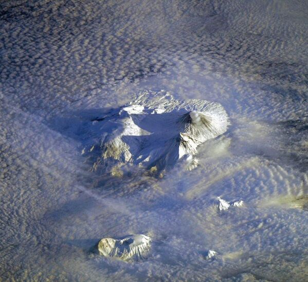 Вулканы Камчатки, снятые с борта Международной космической станции. - Sputnik Узбекистан