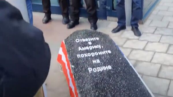 Борат в гробу: жители Казахстана устроили акцию протеста у генконсульства США в Алматы - Sputnik Ўзбекистон