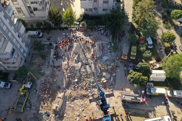 Вид на разрушенное здание после землетрясения в Измире  - Sputnik Узбекистан