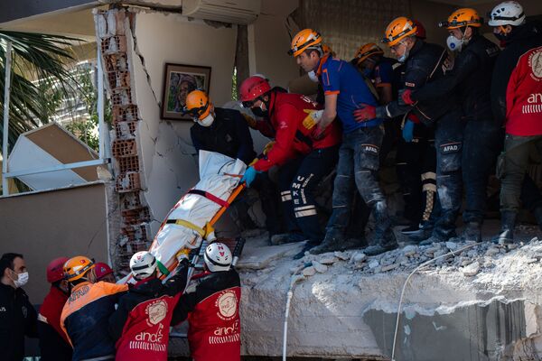 Спасатели эвакуируют тело жертвы после землетрясения в Измире  - Sputnik Узбекистан