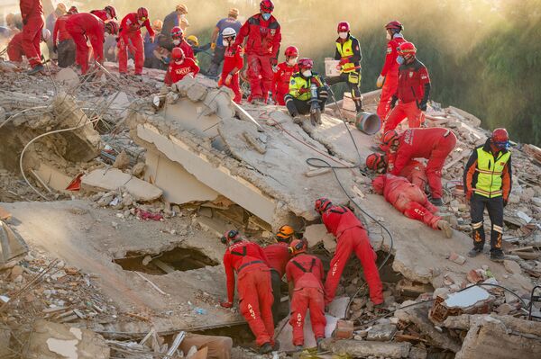 Спасатели на месте разрушенного здания после землетрясения в Измире  - Sputnik Узбекистан