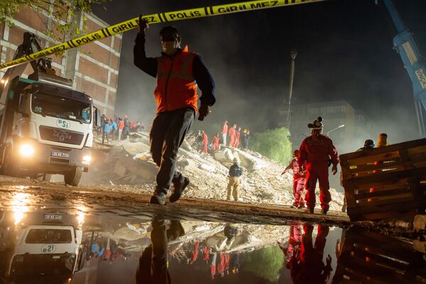 Спасатели на месте разрушенного здания после землетрясения в Измире  - Sputnik Узбекистан