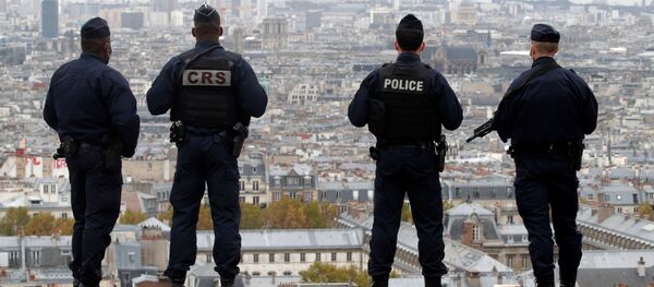 Сотрудники полиции и спецслужб Франции в Париже - Sputnik Узбекистан