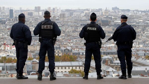 Сотрудники полиции и спецслужб Франции в Париже - Sputnik Узбекистан