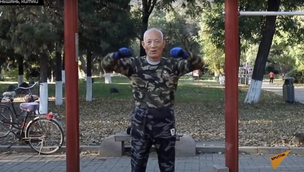 77-летний китаец взрывает соцсети трюками на турнике - Sputnik Ўзбекистон