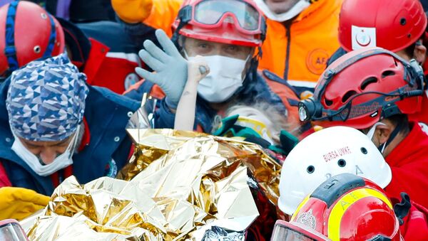 В Измире спустя 65 часов из-под завалов спасли 3-летнюю Элиф - Sputnik Узбекистан