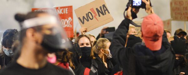 Участники акции протеста, получившей название черная суббота, против ужесточения законодательства об абортах в Польше Участники акции протеста, получившей название черная суббота, против ужесточения законодательства об абортах в Польше - Sputnik Ўзбекистон