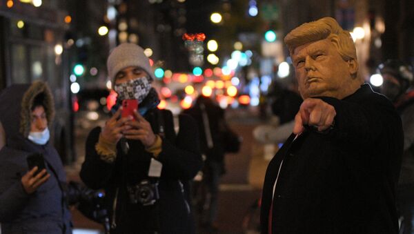 Chelovek v maske Donalda Trampa obshayetsya s proxojimi u Bashni Trampa v Nyu-Yorke v den golosovaniya na viborax prezidenta SShA - Sputnik O‘zbekiston