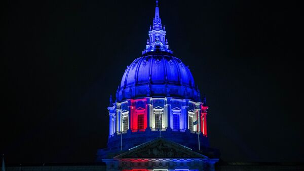 Ночная подсветка на ратуше в Сан-Франциско в день голосования на выборах президента США - Sputnik Ўзбекистон