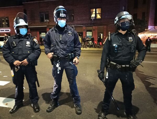 Сотрудники полиции на улице Нью-Йорка в ночь подсчета голосов на выборах президента США - Sputnik Узбекистан