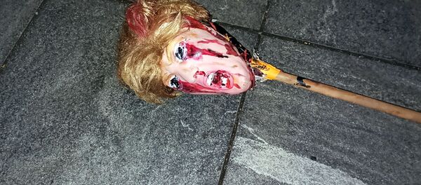 Kukla, izobrajayushaya golovu kandidata Donalda Trampa na ulitse Nyu-Yorka v noch podscheta golosov na viborax prezidenta SShA - Sputnik O‘zbekiston