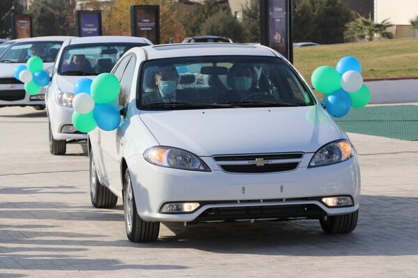 В Кашкадарье после критики хокима чиновникам выдали машины - Sputnik Узбекистан