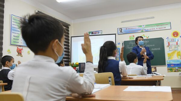 На уроке русского языка в одной из школ Узбекистана - Sputnik Узбекистан