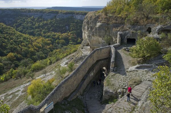 Средневековый пещерный город-крепость Чуфут-Кале в Бахчисарайском районе в Крыму - Sputnik Узбекистан